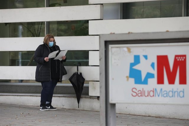 Una mujer espera en las inmediaciones del Centro de Salud Doctor Tamames, en la zona básica de salud de Doctor Mamames, en Coslada, Madrid (España), a 3 de noviembre de 2020. Doctor Tamames y Barrio del Puerto, ambas en Coslada, son dos de las tres ZBS en