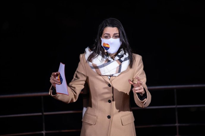 La presidenta de Ciudadanos, Inés Arrimadas interviene durante el inicio de la campaña electoral para los comicios del 14 de febrero, en Barcelona, Catalunya (España), a 28 de enero de 2021. La presidenta de Ciudadanos, Inés Arrimadas, prevé participar 