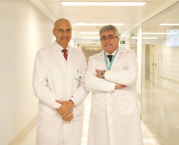 Los doctores Jesús Cisneros y Ángel Tabernero, urólogos del Hospital La Luz.