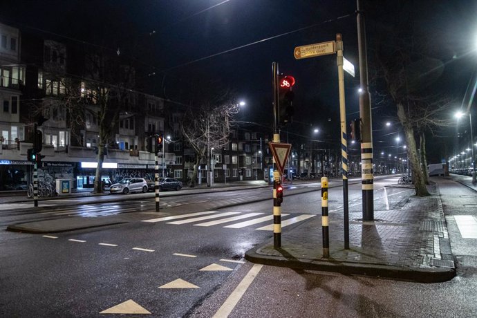 28 January 2021, Netherlands, Amsterdam: A general view of an empty street in Amsterdam as strict curfew was imposed by the Dutch government to prevent and combat the spread of coronavirus (COVID-19). Photo: Nik Oiko/SOPA Images via ZUMA Wire/dpa