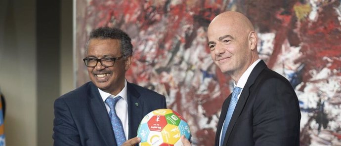 De izquierda a derecha: el director general de la Organización Mundial de la Salud (OMS), Tedros Adhanom Ghebreyesus, y el presidente de la FIFA, Gianni Infantino.
