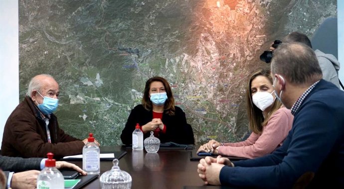 Carmen Crespo en una reunión con regantes en Almería