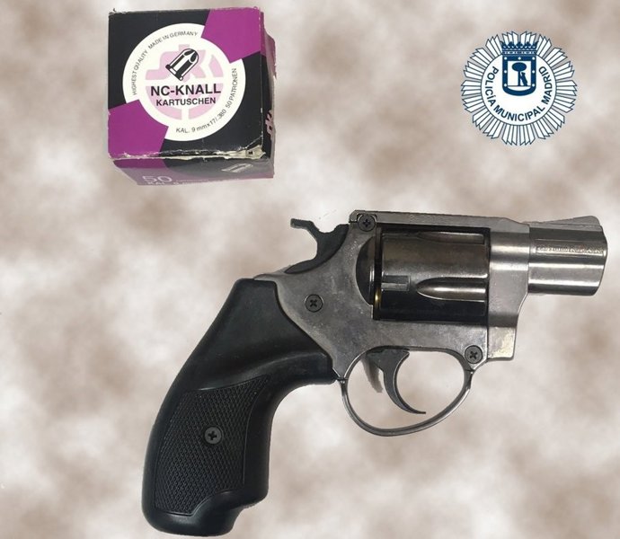 Detenido un hombre por disparar desde el balcón cercano a la Puerta del Sol de Madrid con un arma detonadora