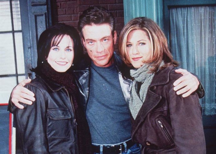 Courteney Cox, Jennifer Aniston y Jean-Claude Van Damme en el set de Friends