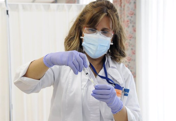 Una infermera andorrana prepara una vacuna de la covid-19