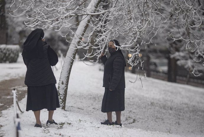 Dos monjas en el parque del Retiro, tras el paso de la borrasca Filomena, en Madrid (España).