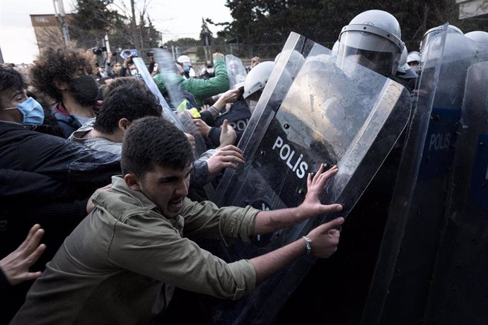 Enfrentamientos entre estudiantes y policías antidisturbios en Estambul