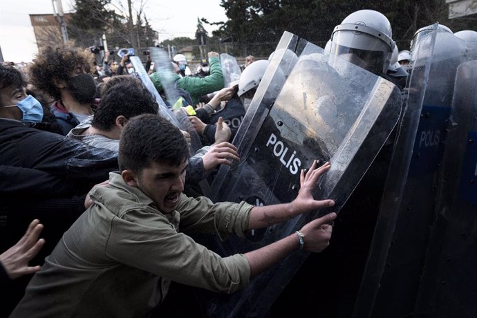 04 January 2021, Turkey, Istanbul: Turkish riot police clash with the students of Bogazici University as the protest against the newly appointed rector who known for closeness to the Turkish government and the ruling party. Photo: Jason Dean/ZUMA Wire/d