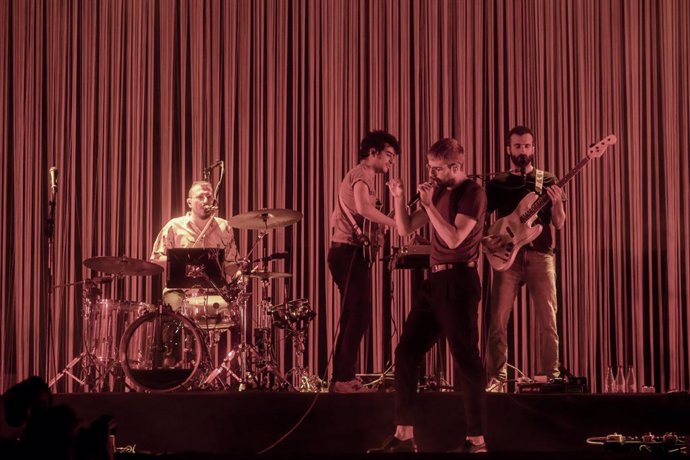 La banda Manel composta per Guillem Gisbert, Martí Maymó, Roger Padilla i Arnau Vallvé, durant un concert a Madrid (Espanya), 14 de juliol del 2020. 