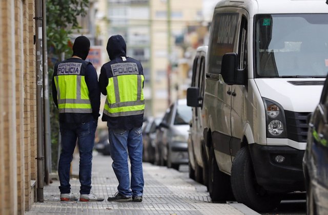 Efectivos en la calle Nicolás Orta de Huelva debido a una operación contra el narcotráfico.