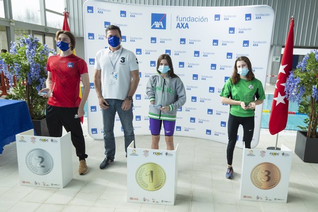 De izda a dcha: Enrique Alhambra, Anastasiya Dmytriv y Nahia Zudaire en el podio del Campeonato de España AXA de Promesas Paralímpicas de Natación 2021