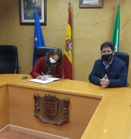 La delegada del Gobierno andaluz en Málaga, Patricia Navarro, durante una visita a Comares