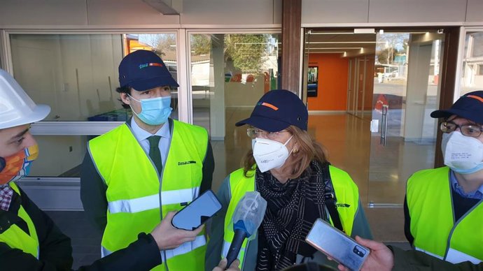 La vicesecretaria de Sectorial del PP, Elvira Rodríguez, atiende a los medios tras visitar el Grupo Sánchez en Sant Cugat del Valls (Barcelona).