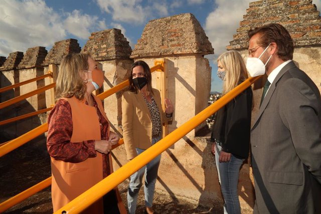 La consejera de Cultura y Patrimonio Histórico, Patricia del Pozo, visita la Torre de las Gallinas
