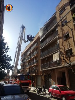 Asistida una mujer por inhalación de humo en el incendio de una vivienda en Paterna