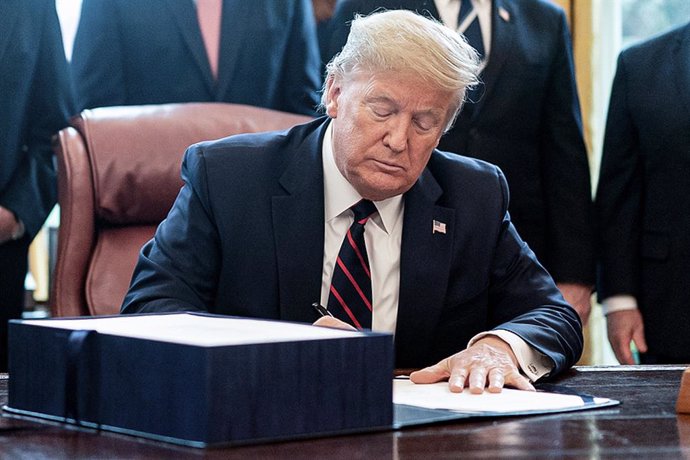 dpatop - 27 March 2020, US, Washington: USPresident Donald Trump signs the coronavirus rescue package at the Oval Office in the White House. Trump held a signing ceremony just hours after Congress passed the unprecedented stimulus legislation, estimate