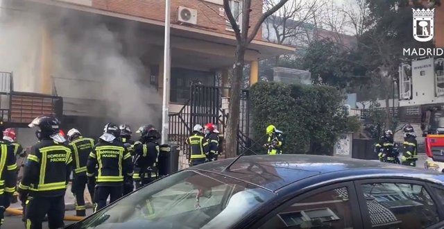 Tres heridos leves por el aparatoso incendio de un bazar chino en Chamartín (Madrid)