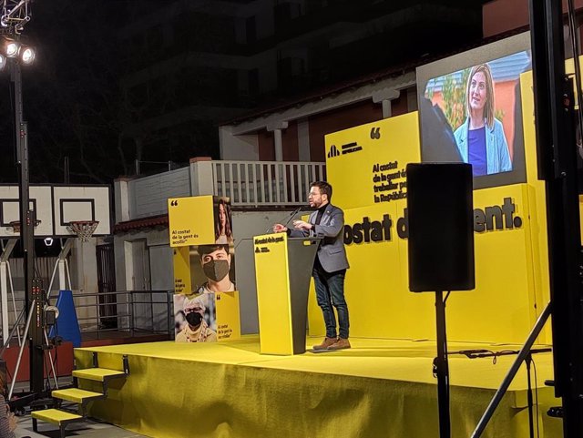 El vicepresidente de la Generalitat en funciones y candidato de ERC a la Presidencia, Pere Aragons, en un mitin en L'Hospitalet de Llobregat.
