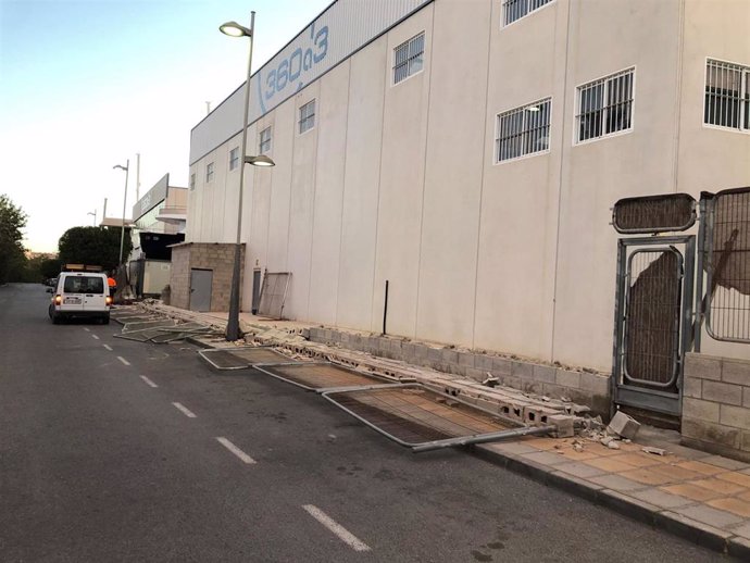 Los Bomberos del SPEIS y la Policía Local intervienen en sesenta emergencias por las fuertes rachas de viento en Alicante