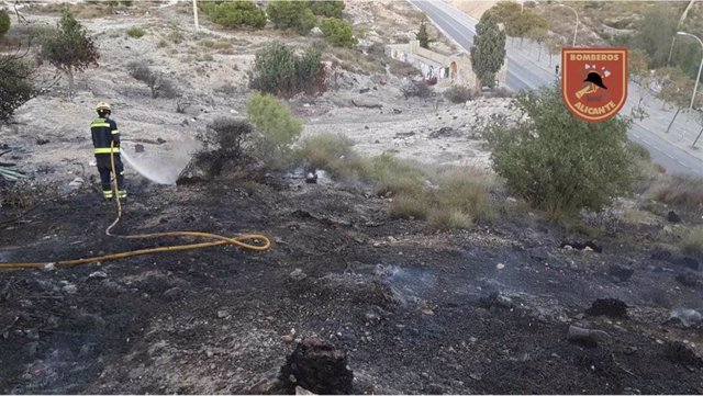 Los Bomberos del SPEIS extinguen un incendio en una zona montañosa junto a la avenida de Jaime I en Alicante