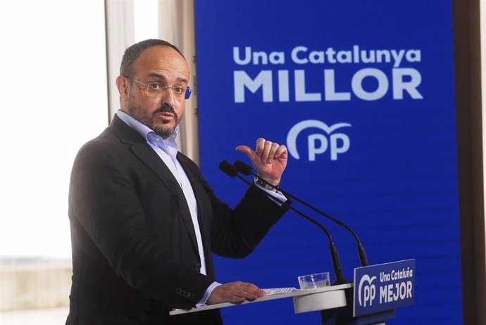 El candidato del PP a las elecciones catalanas del 14F, Alejandro Fernández interviene durante un acto de campaña con alcaldes en Badalona, Barcelona, Cataluña (España), a 31 de enero de 2021.