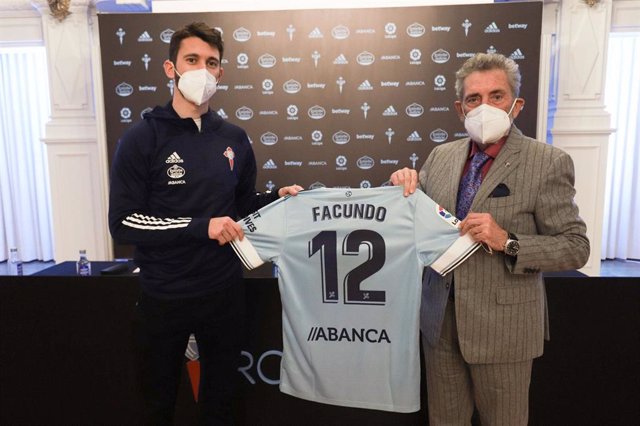 El delantero argentino Facundo Ferreyra posa junto al presidente del Celta Carlos Mouriño