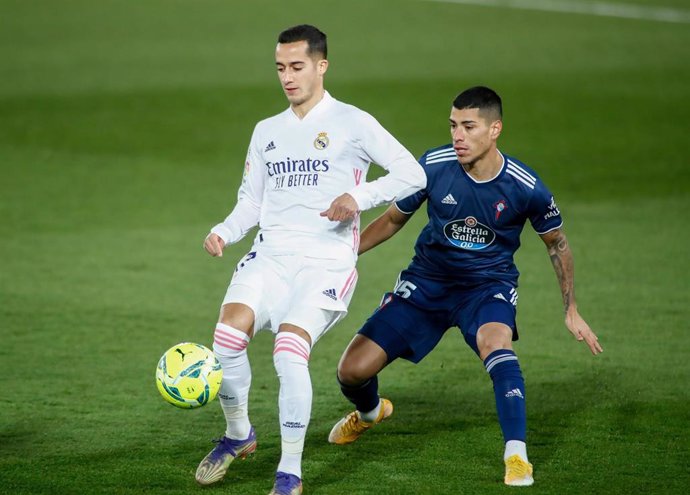 Lucas Olaza marca a Lucas Vázquez en el Real Madrid-Celta de LaLiga Santander 2020-2021