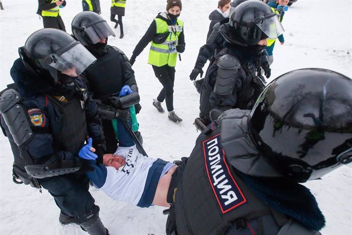 Un manifestante detenido por agentes antidisturbios en San Petersburgo, en Rusia, durante las protestas contra el encarcelamiento del activista opositor Alexei Navalni