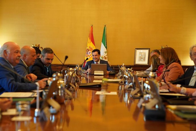 El presidente de la Junta de Andalucía, Juanma Moreno, preside la reunión del Consejo de Gobierno en una imagen de archivo