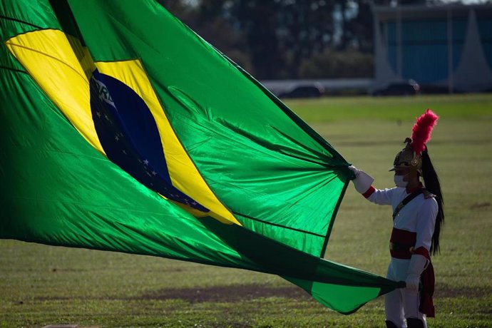 Izada de la bandera de Brasil en Brasilia