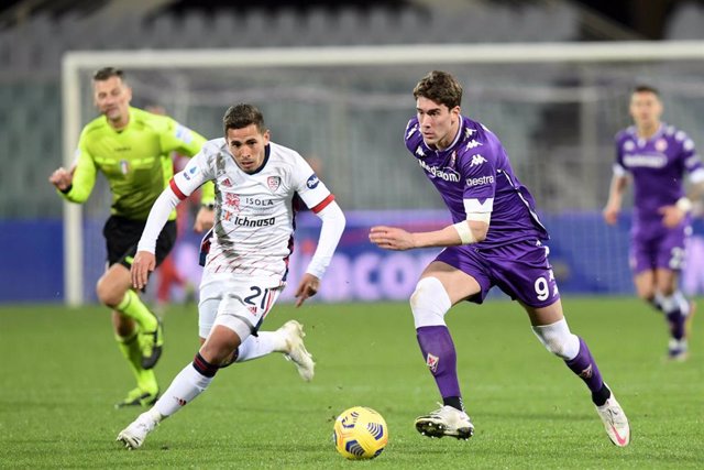 Christian Oliva (izda) pelea por un balón con Dusan Vlahovic (dcha) en el Fiorentina-Cagliari de la Serie A 2020-2021