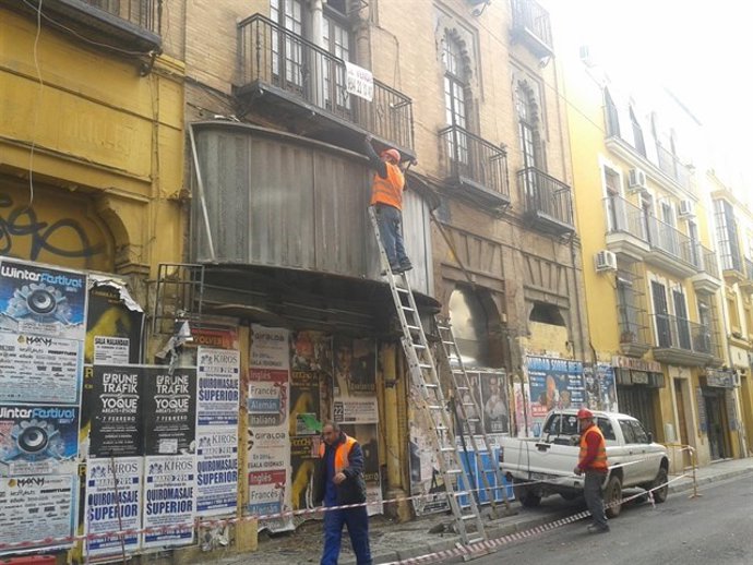 Retirada del cartel del antiguo cine X de la calle Trajano