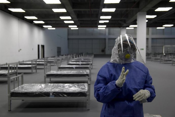 Una trabajadora sanitaria durante la pandemia del coronavirus en Ecuador.