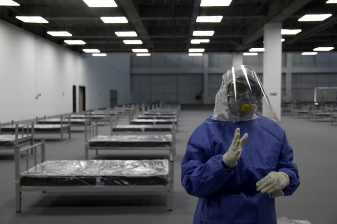 20 April 2020, Ecuador, Quito: A doctor wearing full protective gear stands at a field hospital built for possible Coronavirus (Covid-19) patients. Photo: Juan Diego Montenegro/dpa
