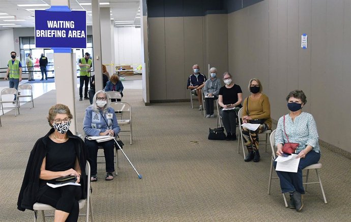29 January 2021, US, Leesburg: People wait to receive a shot of the Pfizer/BioNtech coronavirus vaccine at a walk-in COVID-19 vaccination POD inside a vacant Sears store at the Lake Square Mall. Photo: Paul Hennessy/SOPA Images via ZUMA Wire/dpa