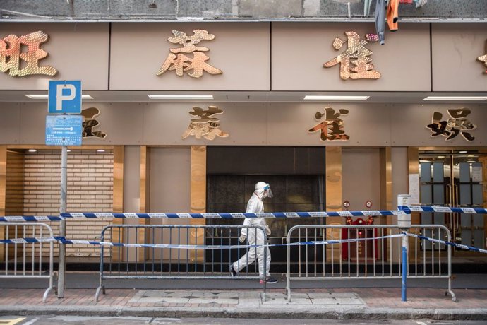 23 January 2021, China, Hong Kong: A health worker walks in an area where unprecedented lockdown has been declared by Hong Kong government in order to carry out compulsory coronavirus (COVID-19) testing in a designated zone. Photo: Ivan Abreu/SOPA Image