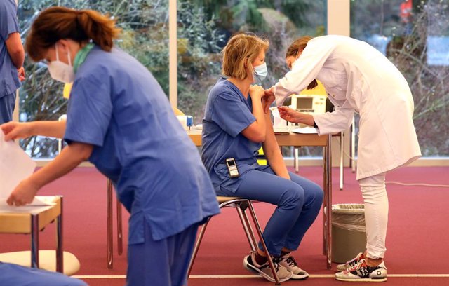Vacunación de una trabajadora sanitaria contra el coronavirus en Alemania