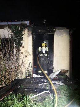 Vivienda incendiada en Sarón