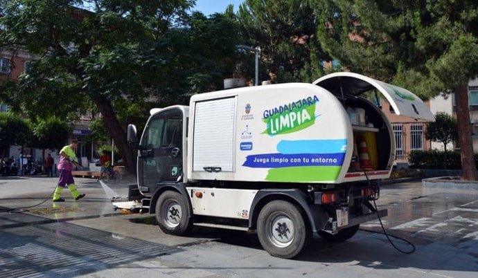 Camión limpieza viaria y recogida de residuos de Guadalajara.