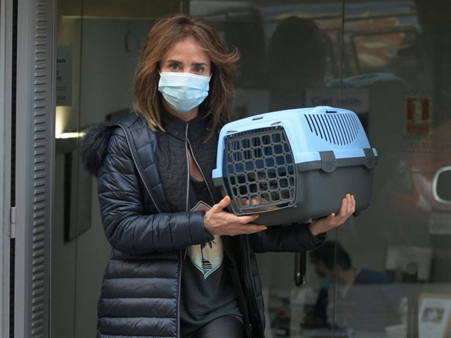 María Patiño sale del veterinario con su chinchilla