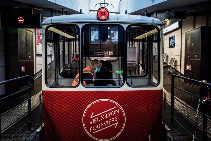 Un hombre con mascarilla en una imagen de archivo de un funicular en Lyon, Francia