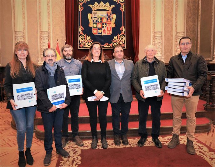 Foto de Archivo de una entrega de invesntarios a cinco entidades locales de Palencia. En el centro la presidenta de la Diputación.