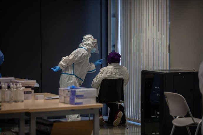 Una persona recibe una prueba PCR en un dispositivo de cribados masivos (Archivo)