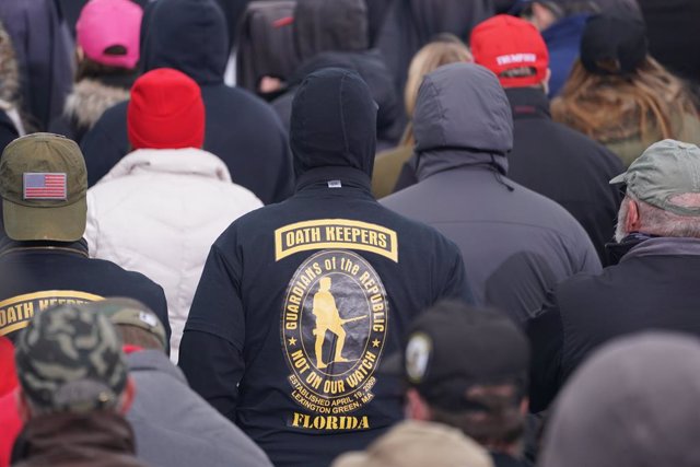Un simpatizante de la milicia de extrema derecha Oath Keepers durante la manifestación celebrada en Washington en apoyo de Donald Trump, horas antes del asalto al Capitolio.