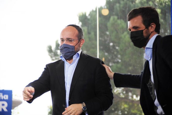El candidato del PP a las elecciones catalanas del 14F, Alejandro Fernández (i) y el presidente del PP, Pablo Casado (d) durante un acto de campaña con alcaldes en Badalona, Barcelona, Cataluña (España), a 31 de enero de 2021.