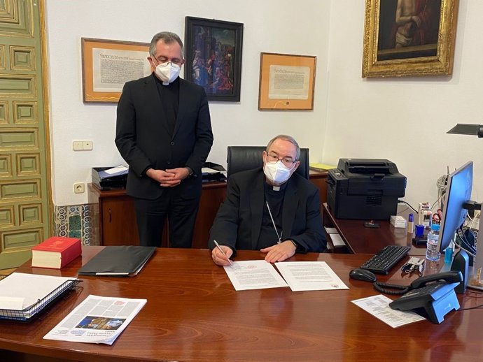 El azobispo de Toledo, Francisco Cerro Chaves, firma el decreto que crea el Fondo de Ayuda a los Monasterios.