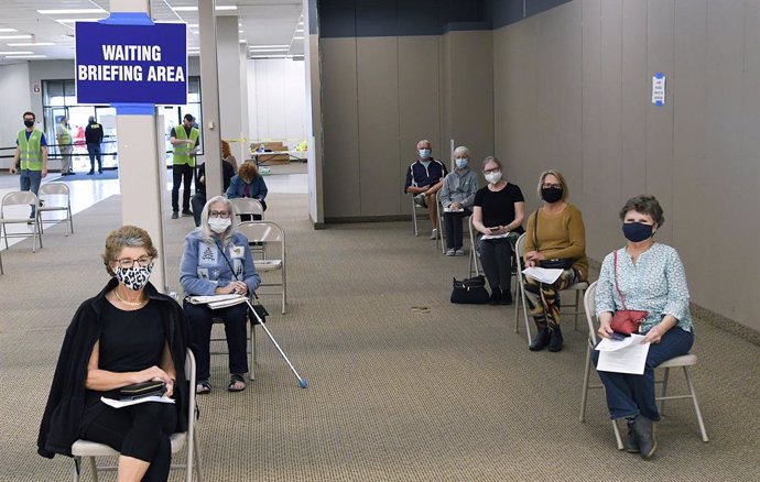 29 January 2021, US, Leesburg: People wait to receive a shot of the Pfizer/BioNtech coronavirus vaccine at a walk-in COVID-19 vaccination POD inside a vacant Sears store at the Lake Square Mall. Photo: Paul Hennessy/SOPA Images via ZUMA Wire/dpa