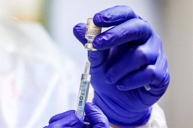 Un sanitario inyecta la vacuna durante el primer día de vacunación contra la Covid-19 en España, en la residencia de mayores Vallecas, perteneciente a la Agencia Madrileña de Atención Social (AMAS), en Madrid (España), a 27 de diciembre de 2020. 