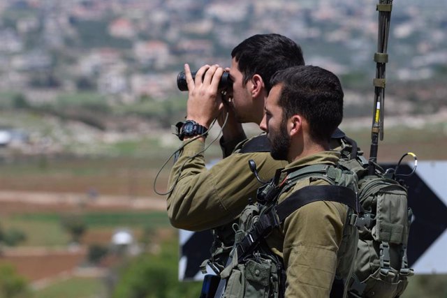 Dos militares del Ejército de Israel en uno de los puestos de control desplegados a lo largo de la frontera con Líbano.