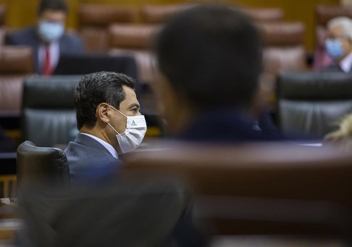 El presidente de la Junta de Andalucía, Juanma Moreno, en la sesión de control al gobierno en el Pleno del Parlamento de Andalucía. En Sevilla (Andalucía, España), a 03 de diciembre de 2020.
